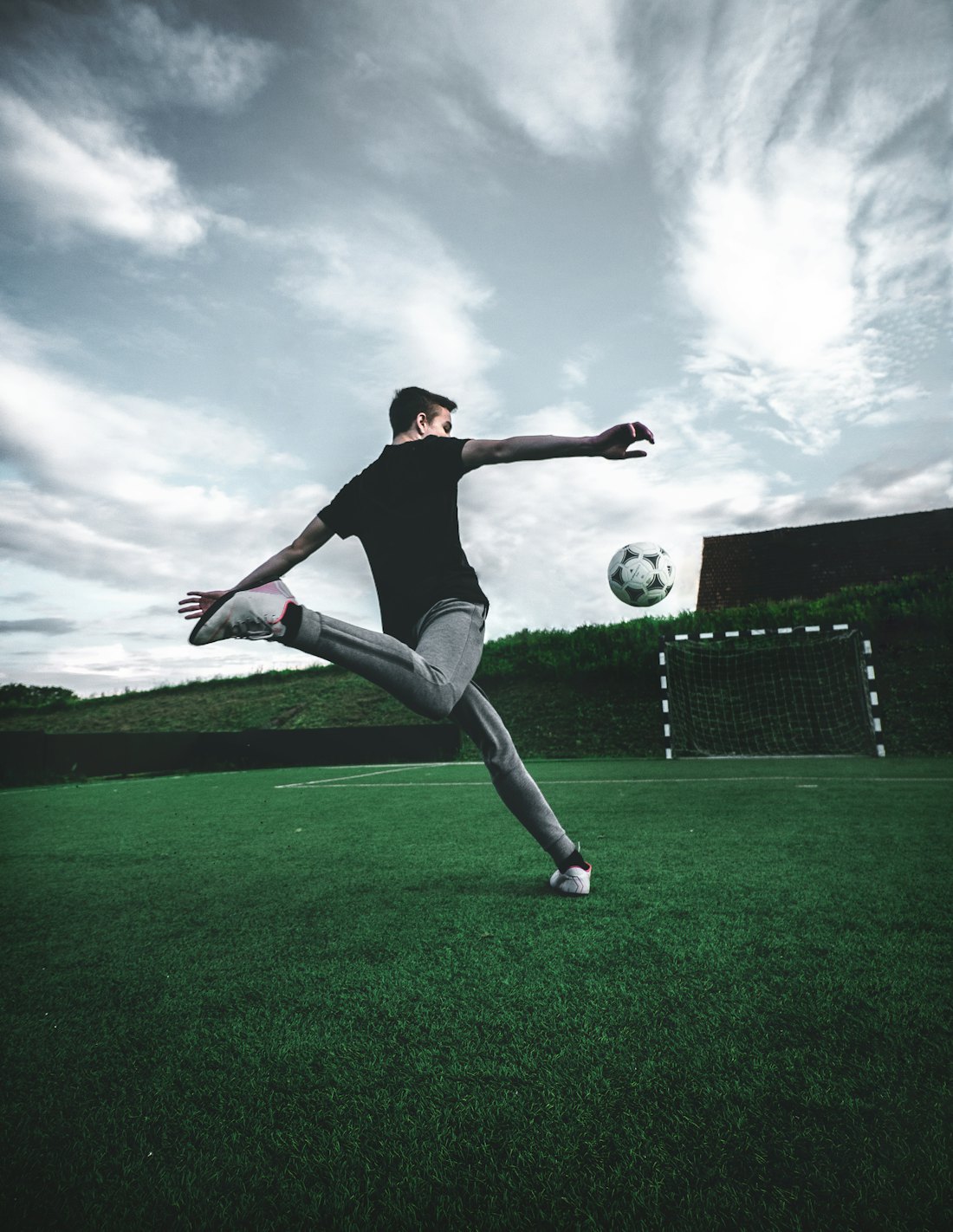 Jovem chutando a bola